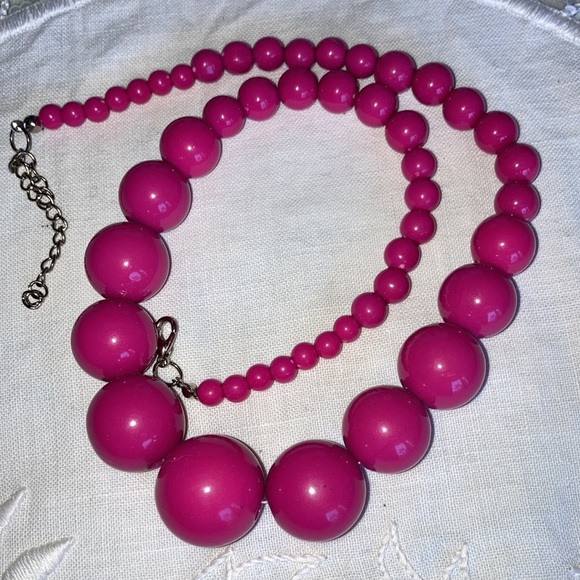 VINTAGE hot pink graduated sizes beads, 18”+2” chain, lobster close $30 - Picture 2 of 6